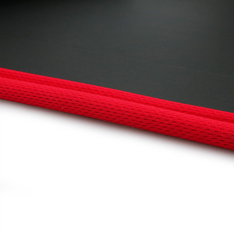 Close-up of the stitched mesh edge on the black 10mm yoga mat